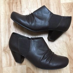 Bare Traps Ankle Bootie Dark Brown SZ 9